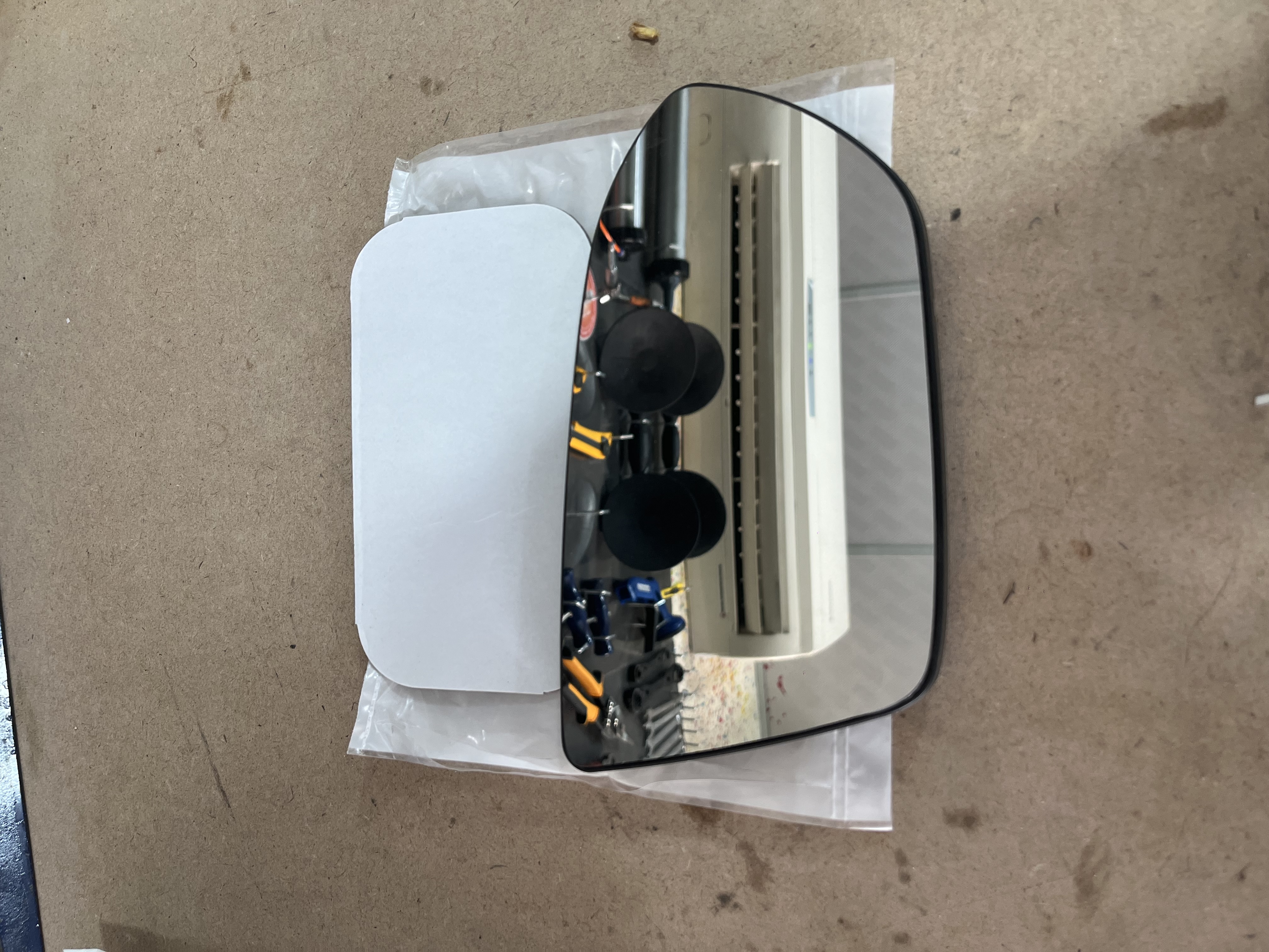 شیشه اینه سمت راست رانا پلاس