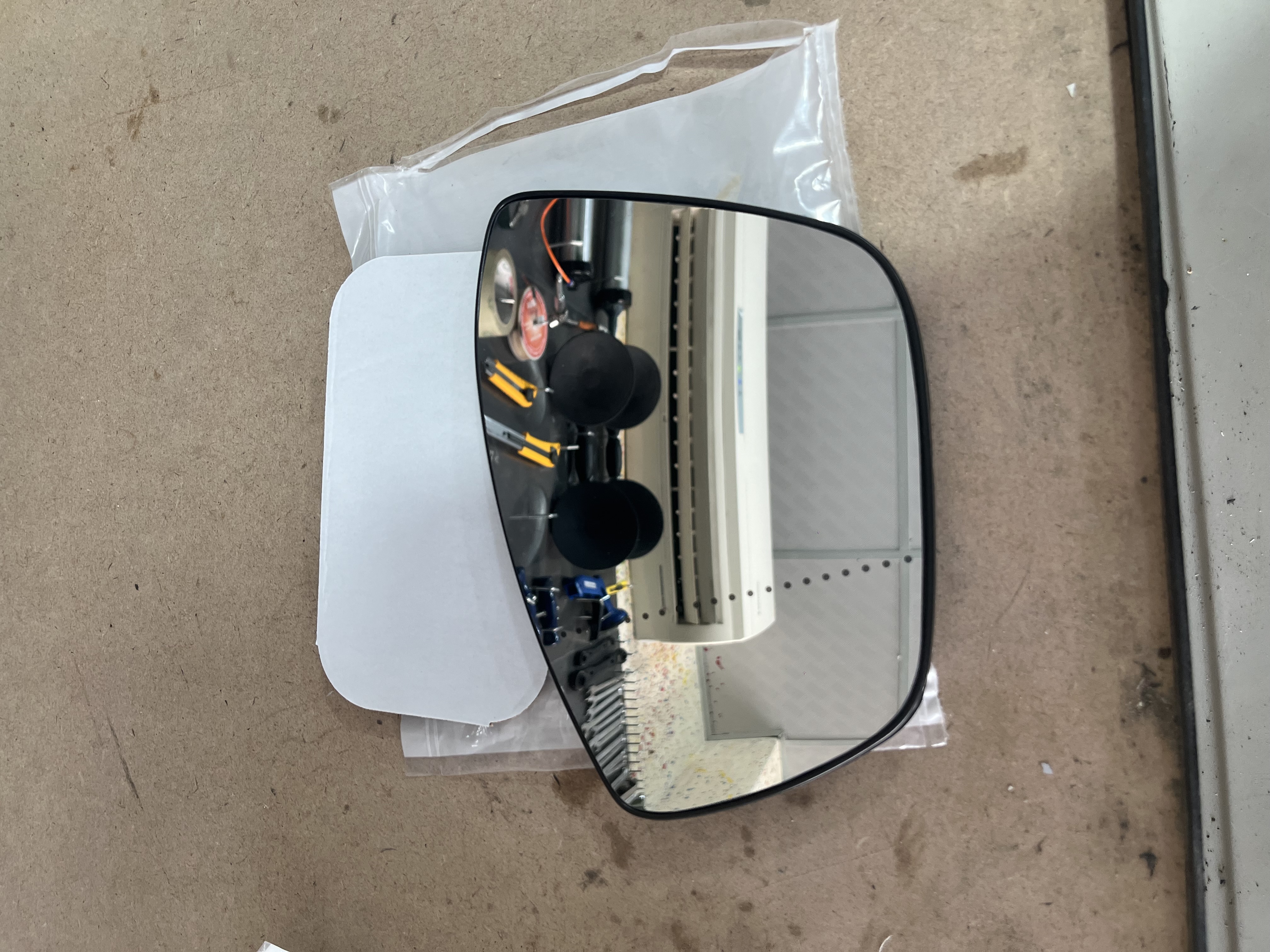 شیشه اینه سمت چپ تارا