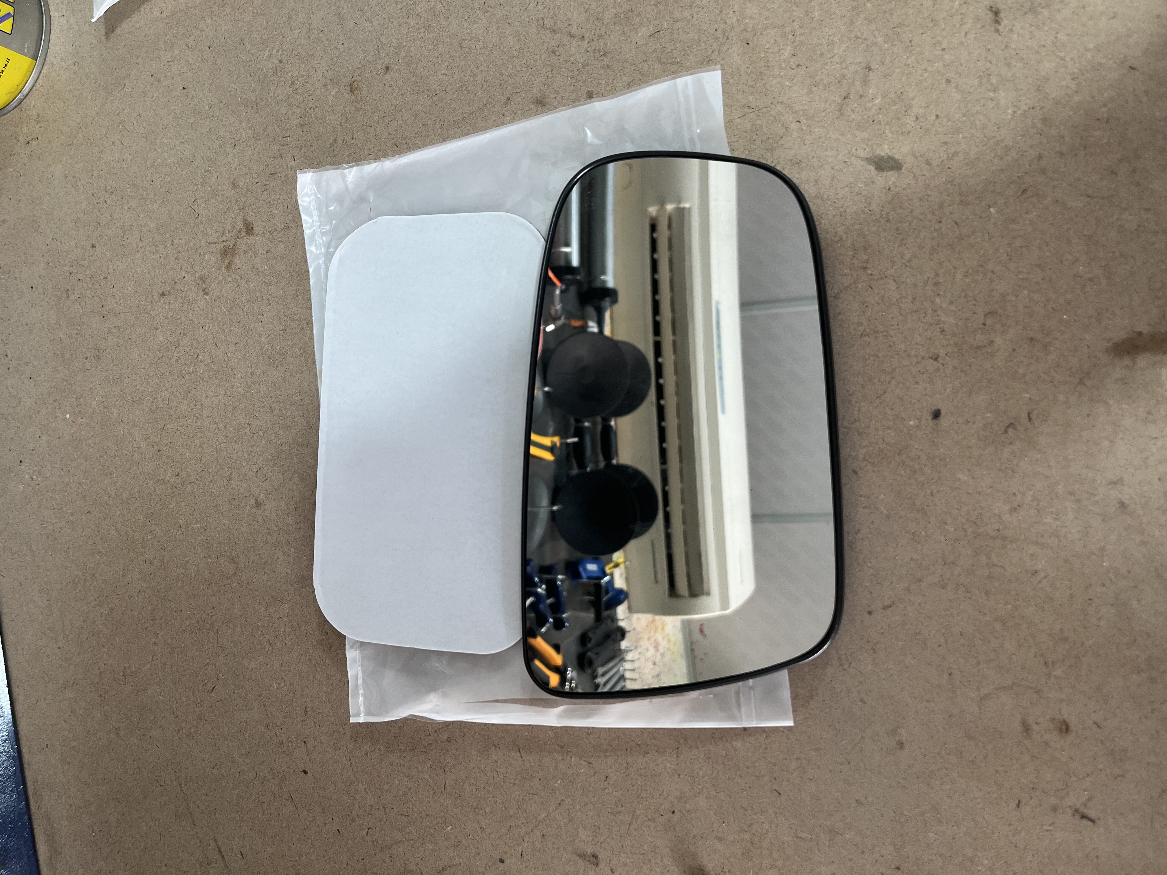 شیشه اینه سمت راست رانا