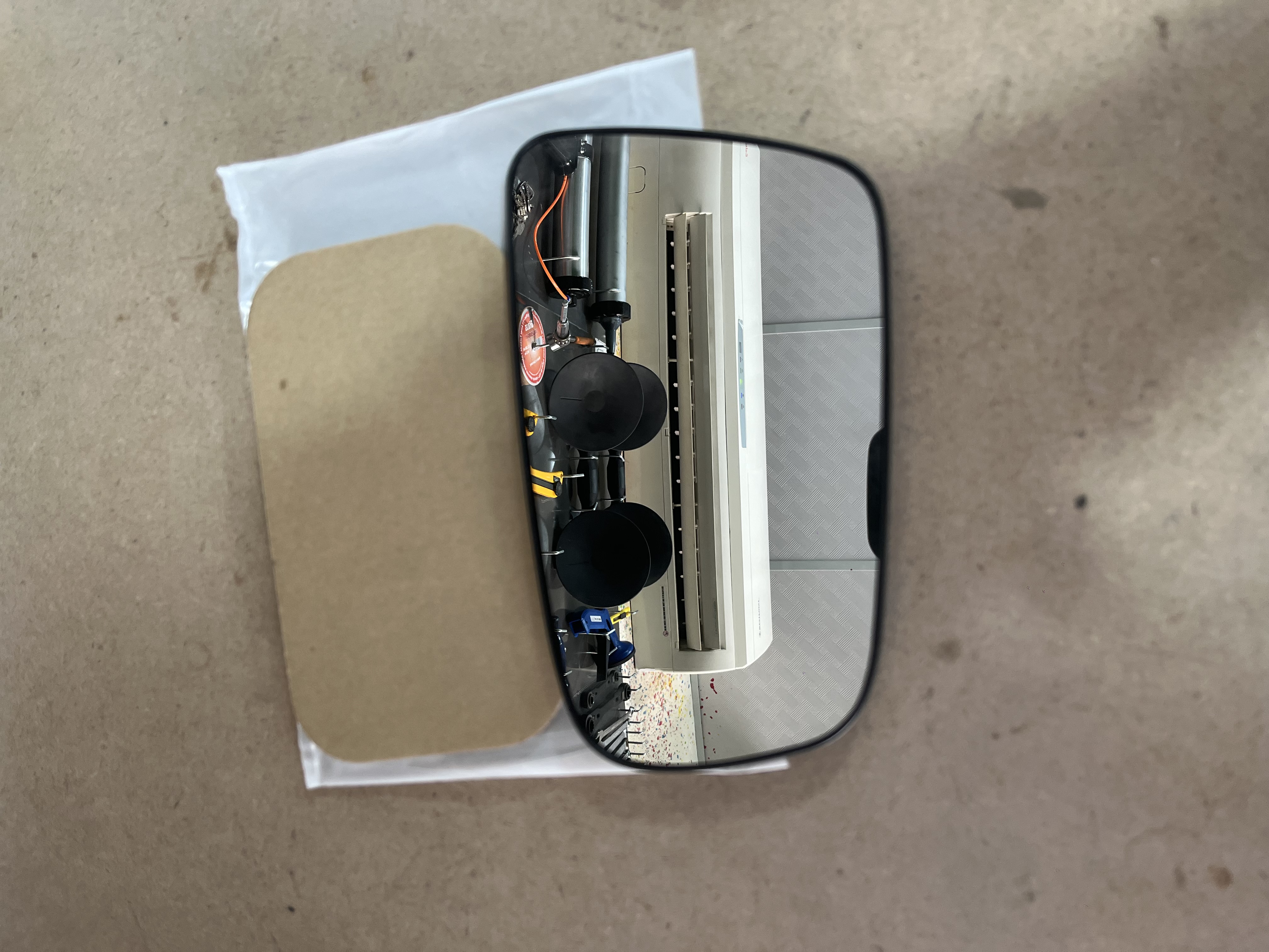 شیشه اینه سمت چپ رانا